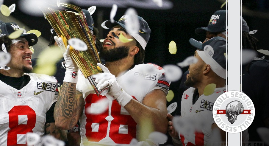 Gee Scott lifts Ohio State's national championship trophy