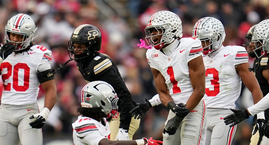 Ohio State Buckeyes cornerback Davison Igbinosun (center right)