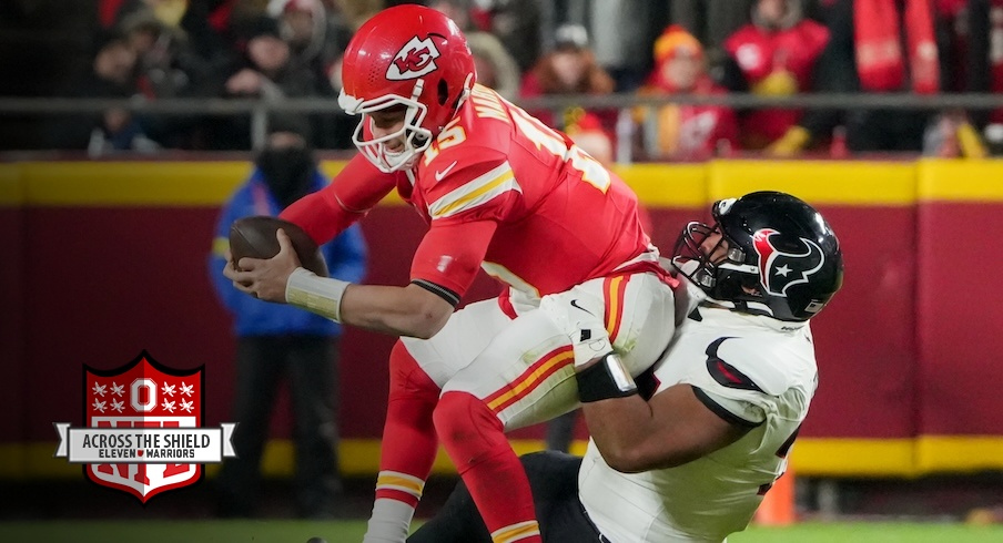 Tommy Togiai sacking Patrick Mahomes